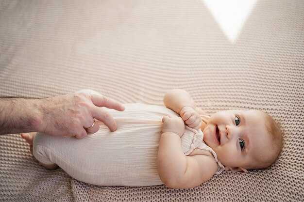 Как помочь ребенку начать переворачиваться